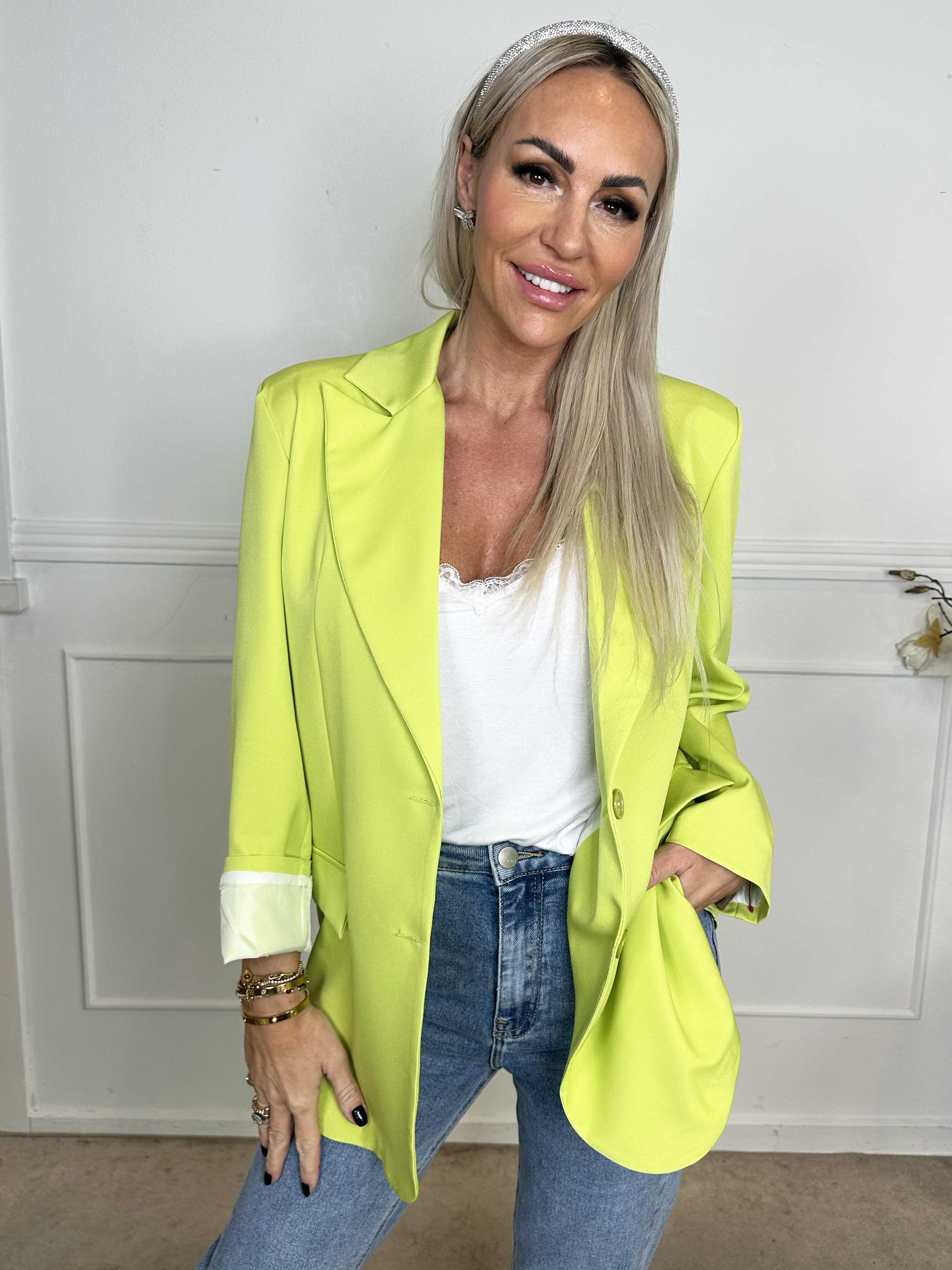 Kaisa - Farvet stilren blazer med knapper